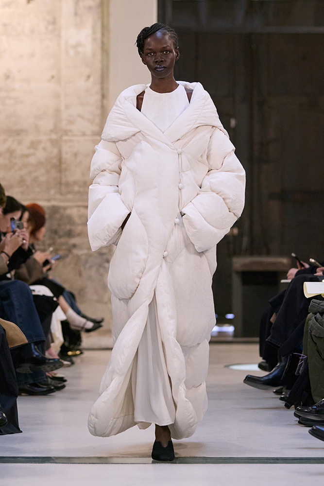 25 Fall Winter Look / COLLECTION - Mame Kurogouchi